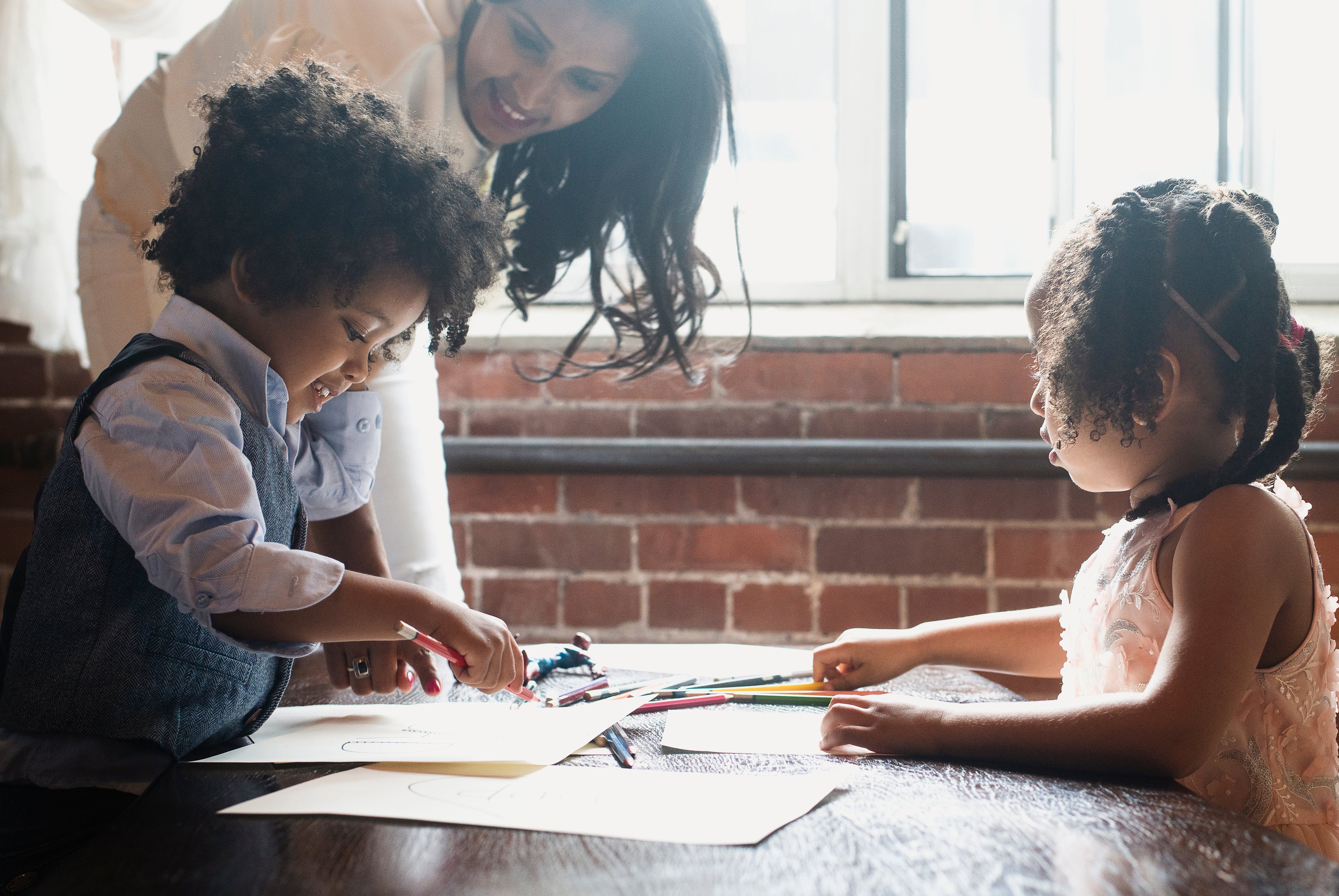 files/kids-coloring-with-mom.jpg